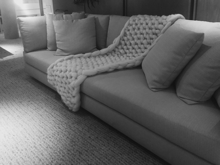 Amei a manta de tricô e o jeito que ela foi disposta no sofá