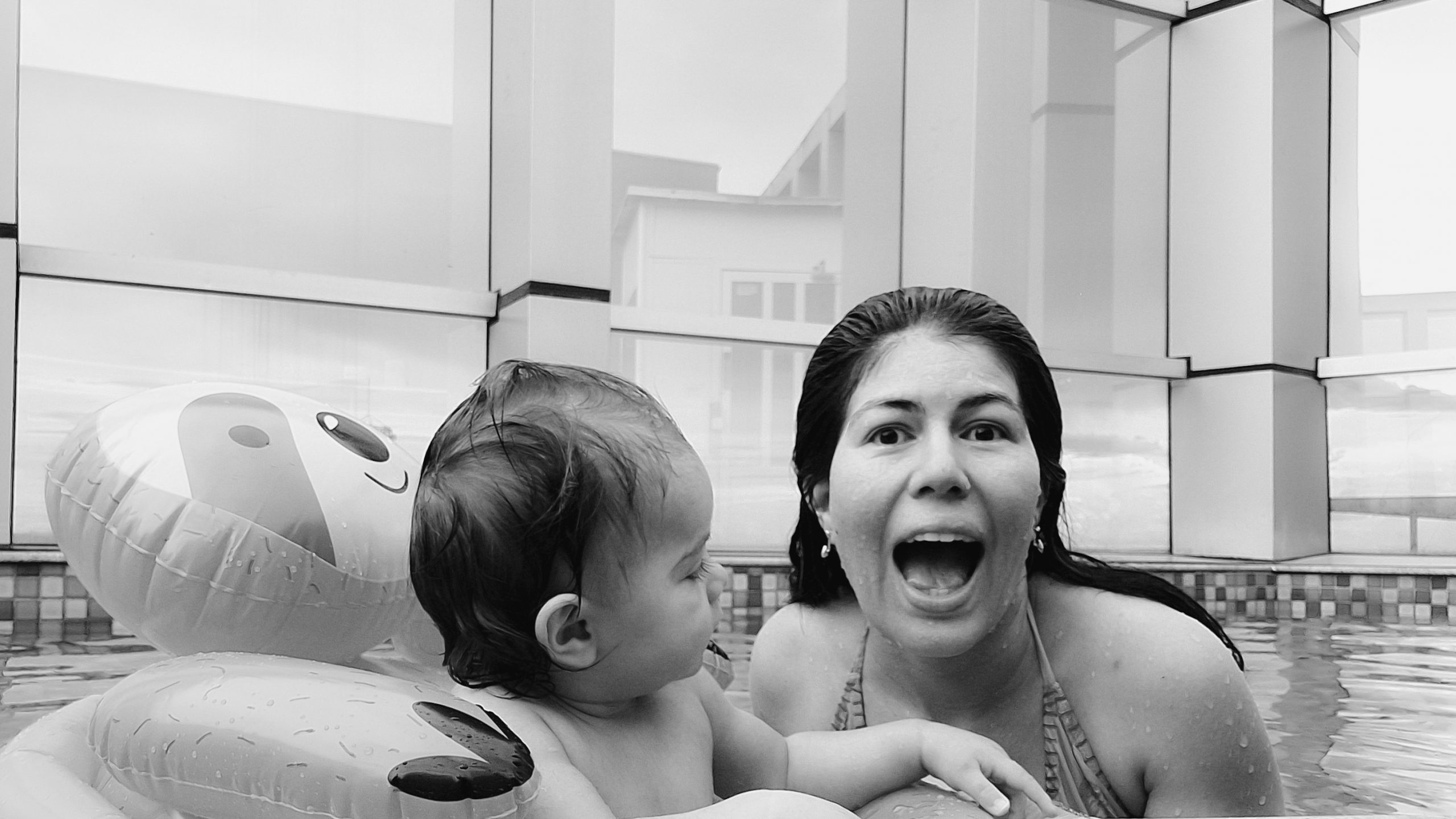 mae e bebe na piscina em preto e branco
